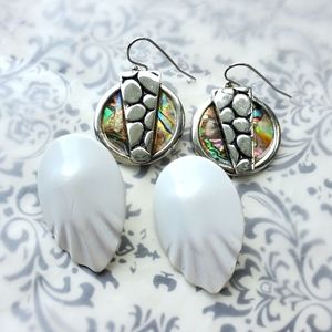 2 pair earrings. 80's look. White. Shell. Circle. Metal.  Retro.